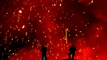 Zeci de turiști și-au riscat viața pentru a îl fotografia. Spectacuoasa erupție a unui vulcan din Rusia. VIDEO