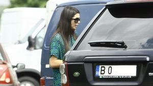 Aventuri in piata! Manata de pofte, Elena Basescu a dat iama in fructe, dar nu le-a carat singura la masina! Vezi cine a ajutat-o!