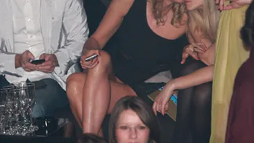 Julia Jianu, pozitii incitante in club. Are sau nu chiloti pe ea?