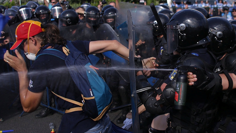 Cum explică Jandarmeria rănirea protestatarilor pașnici: ”Continuăm să-i avertizăm!”