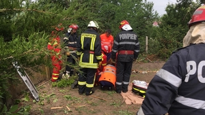 Sfârșit cumplit pentru un bărbat din Teleorman. A murit strivit de o placă de beton