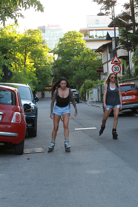 Roxana Vancea și-a arătat, alături de o prietenă la fel de apetisantă, și calitățile de sportivă