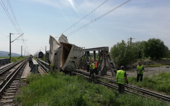 Accident pe calea ferată în județul Bacău. Locomotiva și un vagon al unui tren de persoane au deraiat, după impactul cu un camion