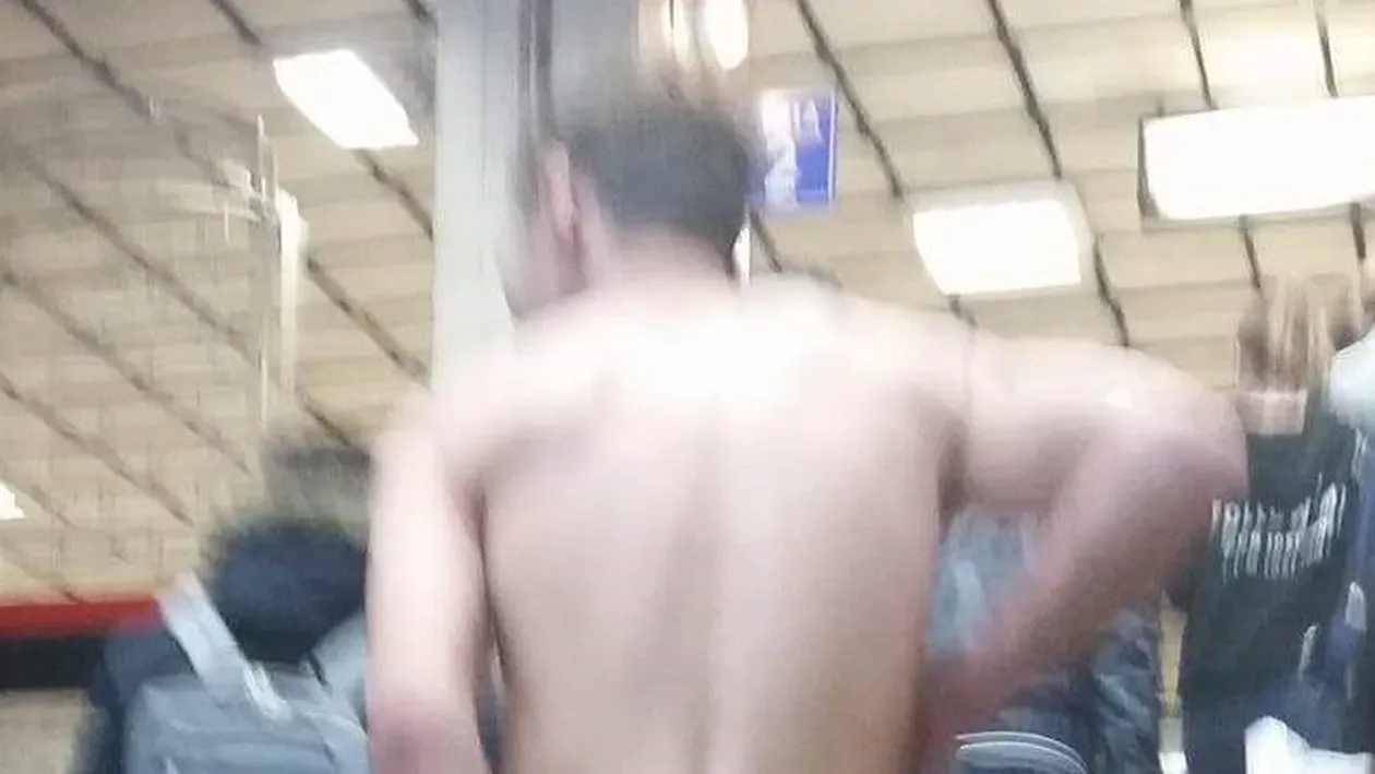 Acest bărbat a început să alerge complet dezbărcat printr-o staţie de metrou din Capitală! Oamenii au crezut că nu văd bine