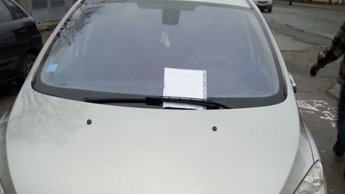 INCREDIBIL! I-a lovit masina si pe urma a facut ASTA! Ce a gasit acest sofer pe parbrizul masinii. A ramas fara cuvinte!