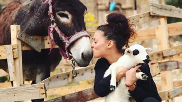 AMI, cu sânii la vedere! Cântăreaţa face furori într-un costum de baie care îţi taie respiraţia