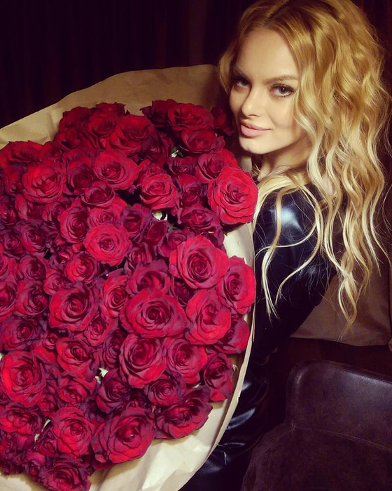 Victoria a fost model şi este sexy-secretara ”Avocatului de un milion de dolari”
