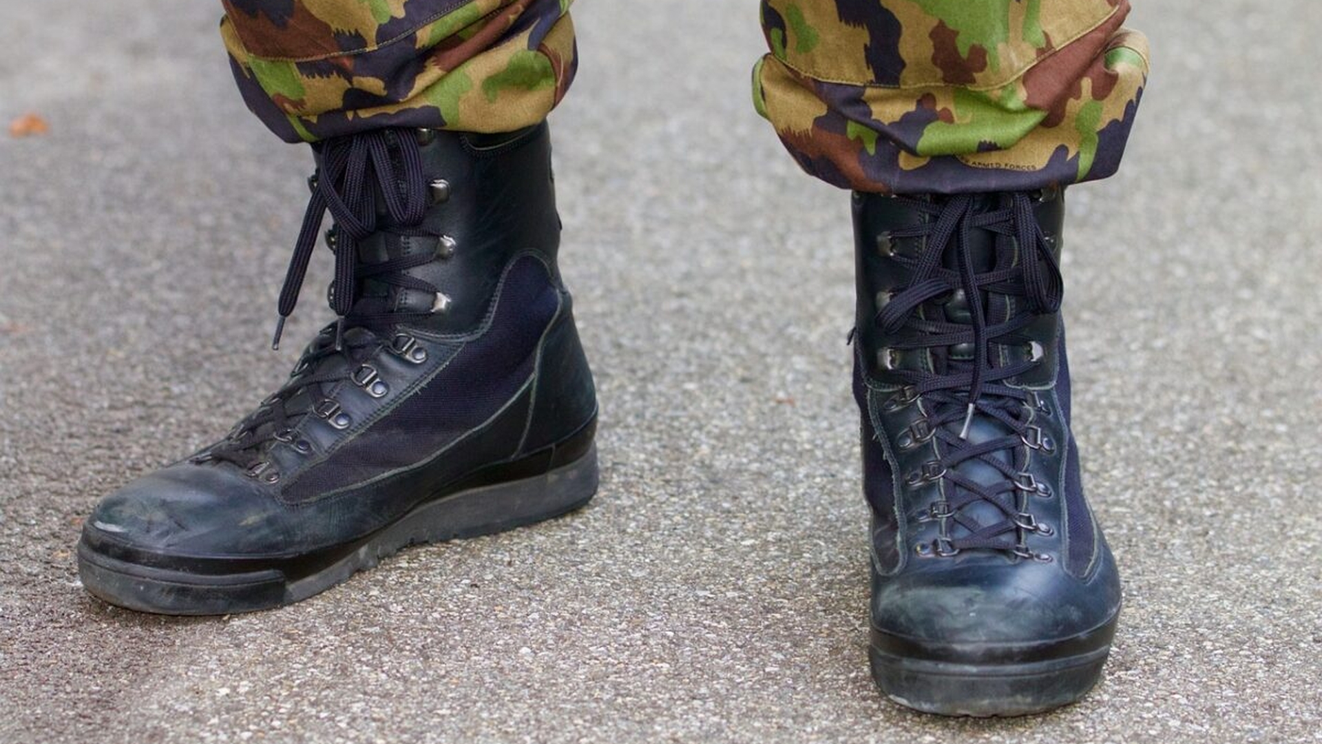 Scandalul bocancilor românești inflamează Austria. Militarii lor se plâng că nu sunt buni