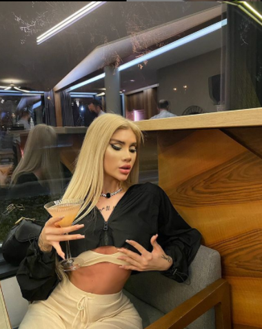 Bia Khalifa senzuală în restuarant