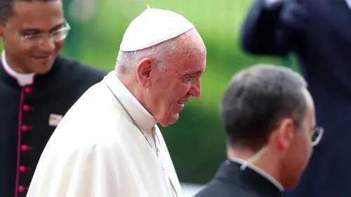 Papa Francisc a ajuns în România. Ce ținută a purtat Carmen Iohannis la aerportul Otopeni