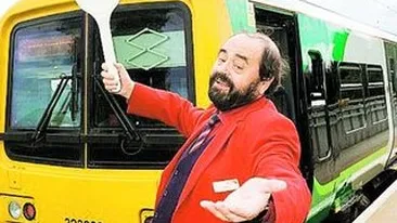 Un functionar de la o statie de cale ferata din Anglia il imita perfect pe Pavarotti. Tenorul din gara