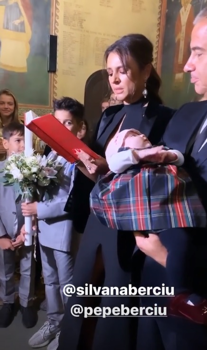 Anca Serea și Adi Sînă și-au creștinat astăzi fetița. Imagini din biserică