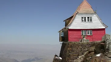 Vrei sa dormi singur cuc? Uite cele mai izolate locuri in care sa-ti ridici o casa! Sigur nu te va deranja nimeni!