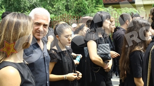 Drumul plangerii: Sotia lui Gigi Becali a mers pe tocuri 4 kilometri in urma cortegiului funerar!