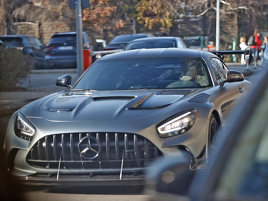 Fiul lui Cosmin Olăroiu conduce un superb exemplar Mercedes AMG Gt Coupe Black Series Limited Edition