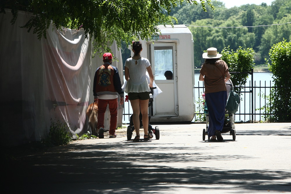Chef FOA, plimbare în parc cu soția și o amică
