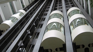 O femeie a fost strivita de un lift intr-o cladire de birouri din New York
