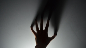 I-a stat inima în loc! Descoperirea ireală pe care a făcut-o o femeie, după ce s-a mutat în casă nouă. A sesizat că un perete era „cald”: „Sunt speriată de moarte”