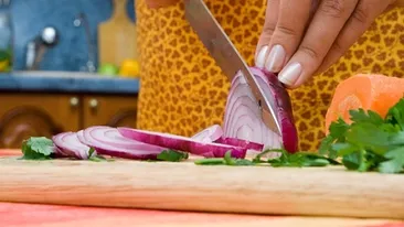 De ce ”plangi” atunci cand tai ceapa! Specialistii au elucidat misterul: ce sa faci pentru a nu-ti mai lacrima ochii