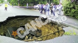 Imagine incredibila la Galati! Crater de 10 metri in mijlocul strazii