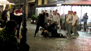 Shaorma cu de toate: bataie, injuraturi si politie! Imagini terifiante cu un scandal care a explodat in Centrul Vechi!