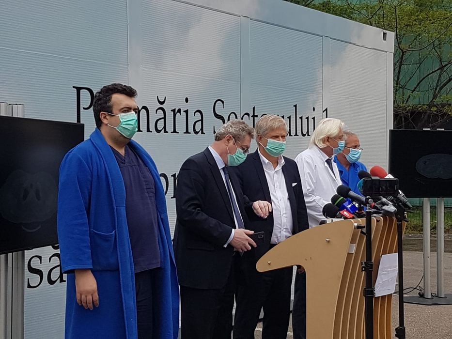 Daniel Tudorache, primarul Sectorului 1, alături de profesorul Adrian Streinu-Cercel, managerul Institutului ”Matei Balș”