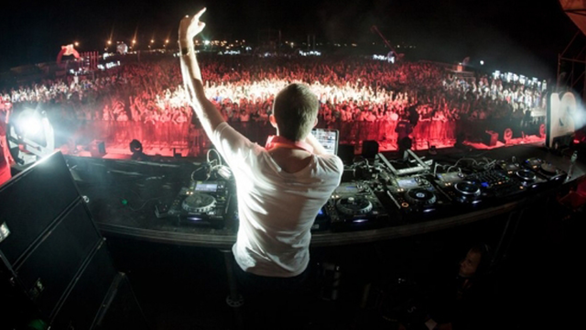 Tragedie! Unul dintre cei mai mari DJ, în stare gravă după ce a cazut de pe scenă!