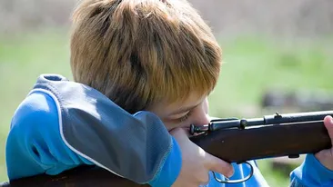 O fetita de noua ani a murit in fata casei parintesti! Impuscata in cap de tovarasul de joaca