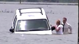 VIDEO Un reporter-erou a salvat o femeie din mijlocul viiturii