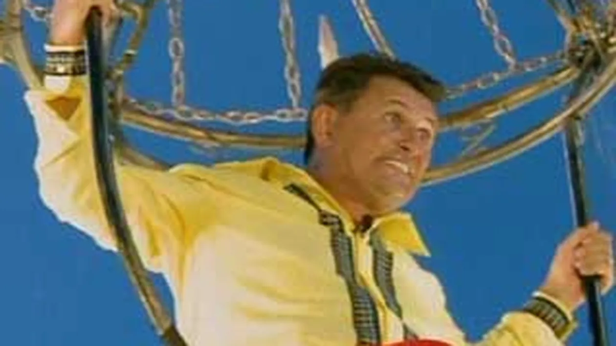 Nea Marin a facut atac de panica la Serviti, va rog!: Va ia mama dracu' de italieni cu circul vostru!- Vezi cum a stat cocotat la 10 metri timp de 40 de minute!