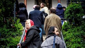 ALARMANT! Bisericile sfidează regulile autorităților! Preoții au împărtășit azi credincioșii cu aceeași linguriță