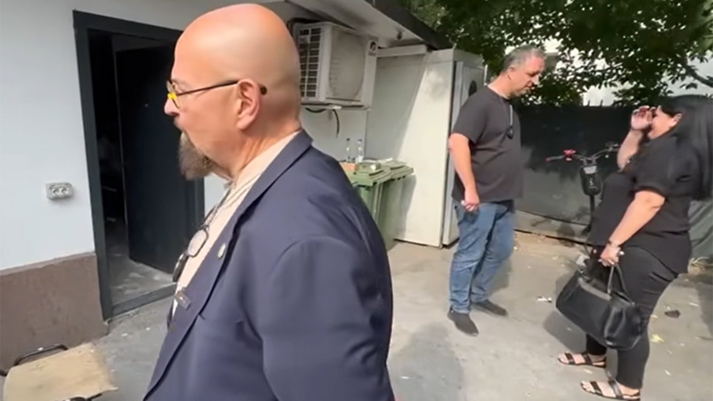 Ce făceau acești 2 comisari ANPC, în spatele lui Piedone, în timp ce șeful lor derula un control la o firmă de pompe funebre din București