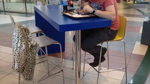 A observat zilnic un tânăr care lua masa într-un mall din Bucureşti. Deşi venea mereu singur, bărbatul atârna de spătarul scaunului haina unei femei. Şi-a făcut curaj şi l-a întrebat ce e cu el şi de ce face asta în fiecare zi! E cutremurător ce răspuns a primit