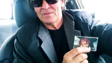 N-o sa crezi asa asemanare! Florin Piersic din Berceni face taximetrie si deseneaza pe pachete de tigari!