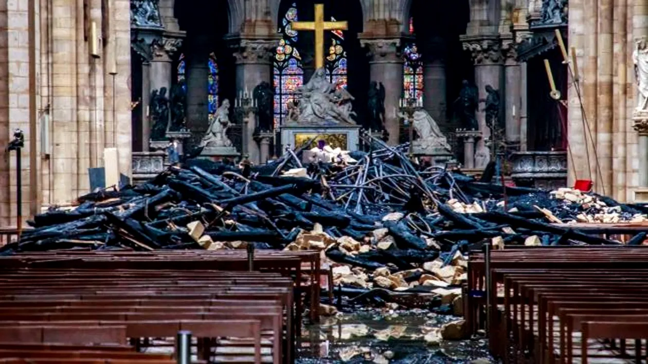 O țigară nestinsă sau o defecțiune electrică, posibile cauze ale incendiului de la Notre Dame
