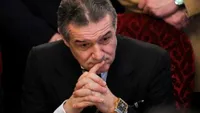 Gigi Becali si-a bagat nevasta in biserica! Vezi ce gest a facut latifundiarul inainte de a intra in lacasul de cult