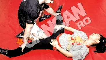 Toata sala sta cu ochii atintiti pe formele brunetei! Gina Maican, pusa in pozitii incomode de luptatorul K1 Andrei Stoica