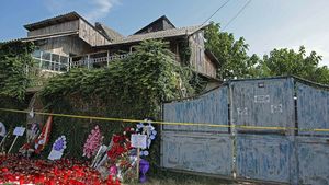 Casa lui Gheorghe Dincă a ajuns obiectiv turistic macabru. Ce se întâmplă, în fiecare zi, la locuința criminalului