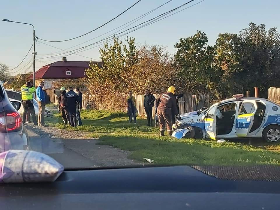 Echipaj de poliție în misiune, implicat într-un accident la Buhuși. Trei persoane au fost rănite
