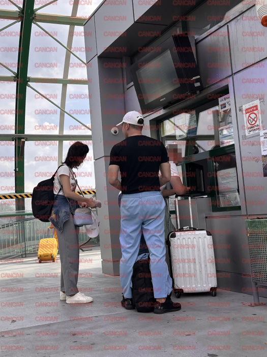 Dinu Maxer și soția la gara Otopeni