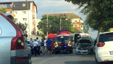 Grav accident rutier, la Timişoara. Un şofer de taxi şi clientul său, în stare gravă la spital