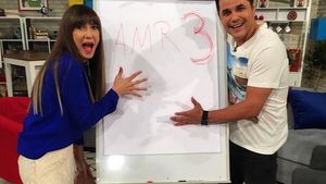 Adela Popescu a apărut total schimbată la TV! Brunetă şi cu decolteu adânc l-a hipnotizat pe Cove