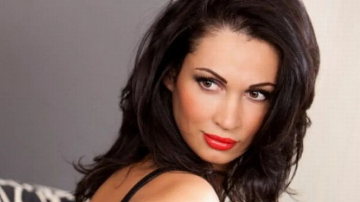 Nimeni nu se astepta sa vina ziua asta! Unde si-a ascuns Nicoleta Luciu sanii, in timpul unei plimbari la mall!