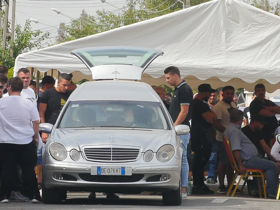 Imaginile durerii. Victima lui Mario Iorgulescu, condusă fără lăutari pe ultimul drum