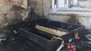 FOTO. Mormântul lui Marius Martinescu, fost primar al Lugojului, incendiat! “Se văd lovituri pe cruce, cineva a spart-o!”