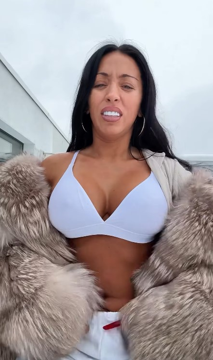 Care sunt vedetele care au renunțat la haine în plină iarnă. Sfidează frigul și nămeții care au îngrozit România