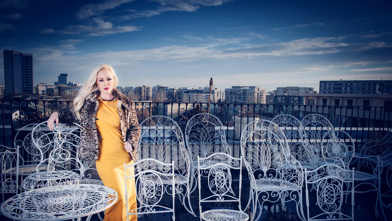 Detaliu hilar! O vedeta de la noi s-a fotografiat in costum de baie, in piscina, dar a uitat sa-si scoata ciorapii!