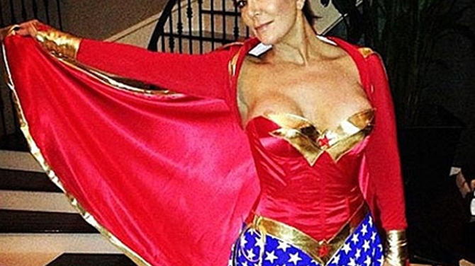 Ups! A dat-o-n bara! Mama lui Kim Kardashian, costumata in Wonder Woman, cu sfarcul la vedere!