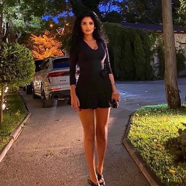 Fie că îmbracă un costum de baie, un body mulat sau o ținută elegantă, Beatrice este mereu la înălțime