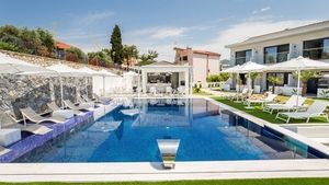 În octombrie 2025, Iulia a rezervat prin Booking o cazare în Thassos, pentru august 2026, pentru care a plătit un avans de 300€. Zilele trecute, a primit un mail bulversant de la proprietar. Ce rezervase, de fapt